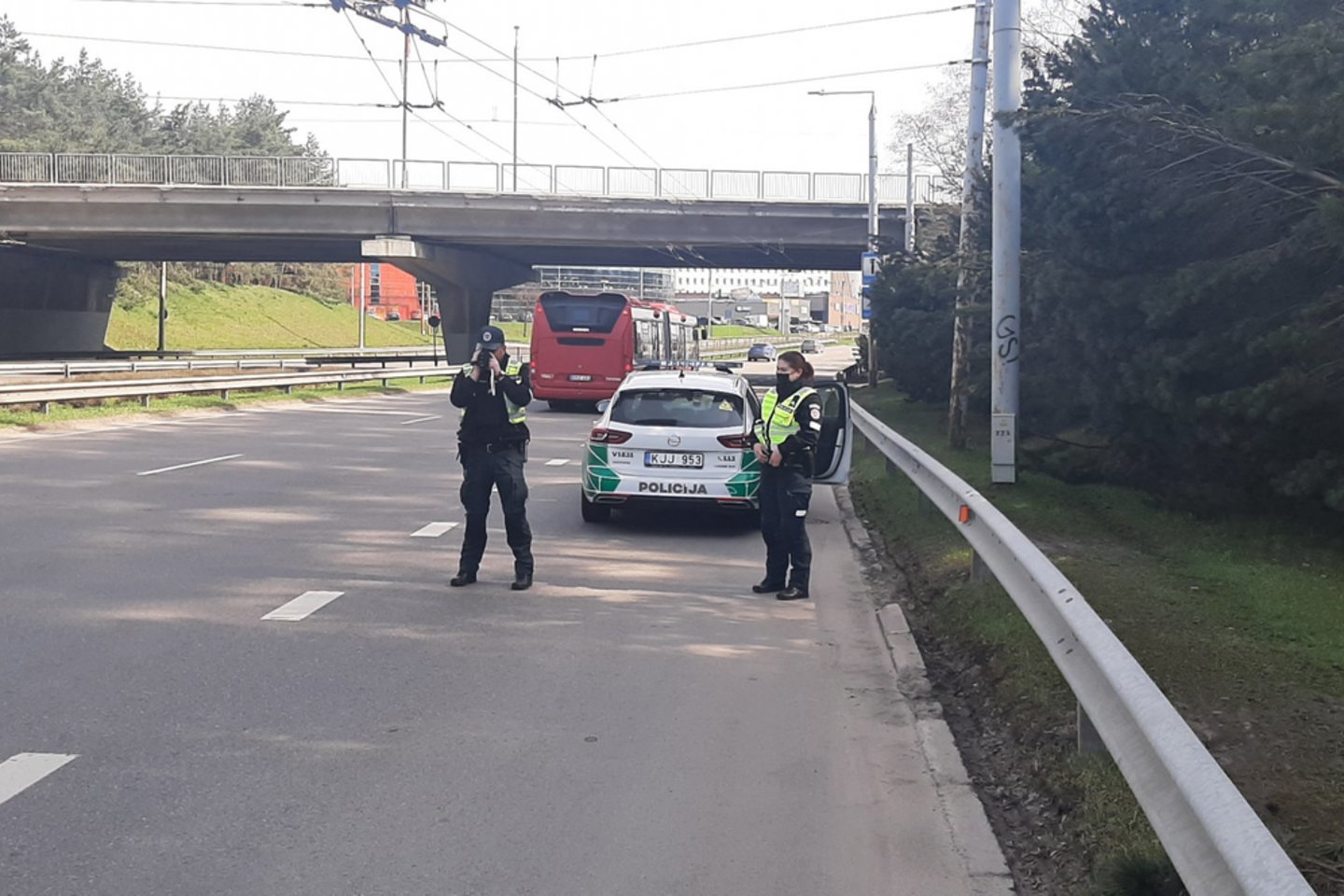 Praėjusią savaitę, balandžio 19–25 d., policijos pareigūnai šalies keliuose vykdė tikslinę prevencinę priemonę – transporto priemonių leistino važiavimo greičio kontrolę.<br>Pranešėjų spaudai nuotr.