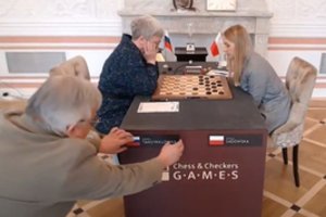 Sureagavo net Kremlius: pasipiktino, kad pasaulio šaškių čempionato mačo metu nulupta ir nuimta visa Rusijos valstybės atributika