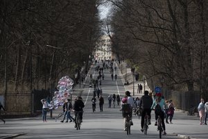 Lenkija planuoja iki gegužės pabaigos panaikinti daugumą suvaržymų dėl COVID-19