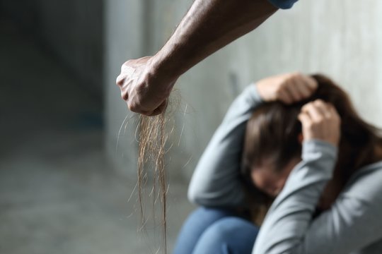 Lietuvoje prieš 10 metų priimtas įstatymas, palaidojęs „vyro teisę auklėti žmoną“