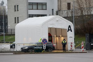 Lietuvoje nustatyti 1327 nauji koronaviruso atvejai, mirė 13 žmonių