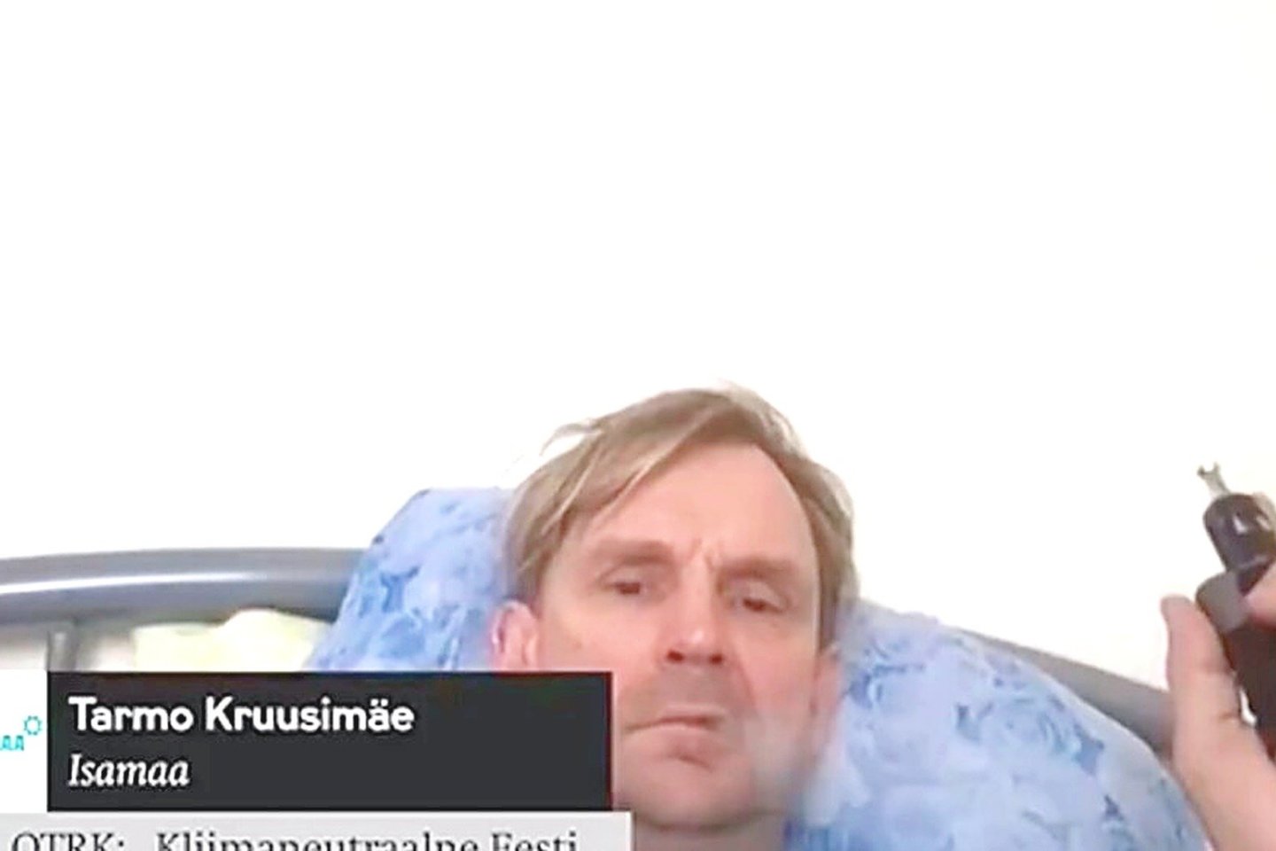 Estijos parlamento narys T.Kruusimae nereagavo į klausimus, gulėjo lovoje, garino elektroninę cigaretę ir klausėsi muzikos. Jis praeityje buvo dainininkas.<br>Stopkadrai