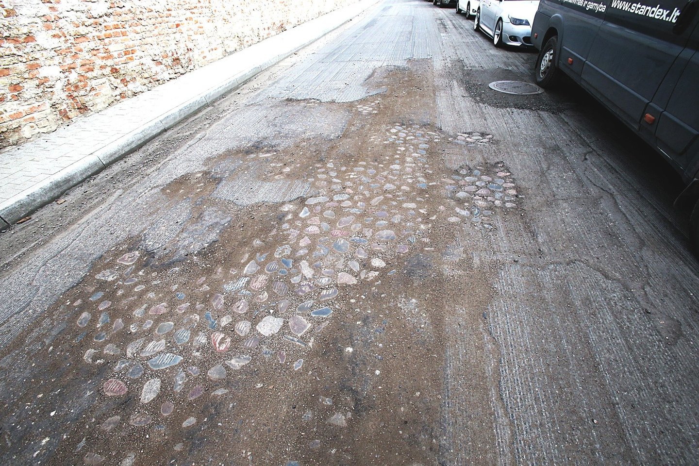 Subačiaus gatvės atkarpą nugremžus frezomis pasirodė senojo grindinio akmenys. Bet tai savivaldybės nesudomino – jie bus kuo greičiau užlieti asfaltu.<br>R.Danisevičiaus nuotr.