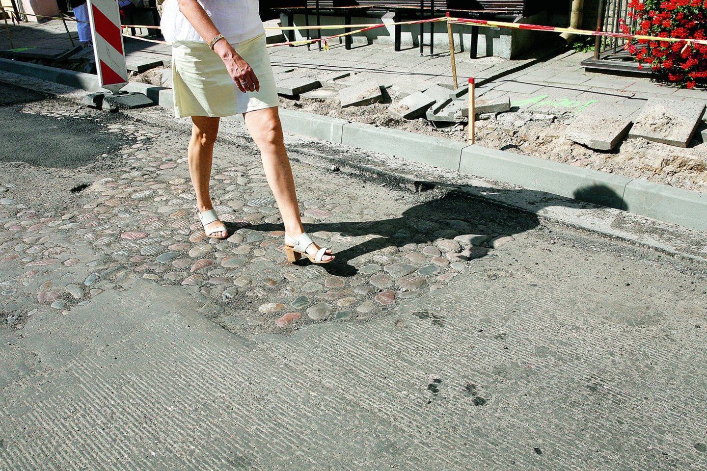 2018 metų vasarą XIX a. pradžios grindinį Totorių gatvėje paslėpė asfaltas.<br>R.Danisevičiaus nuotr.