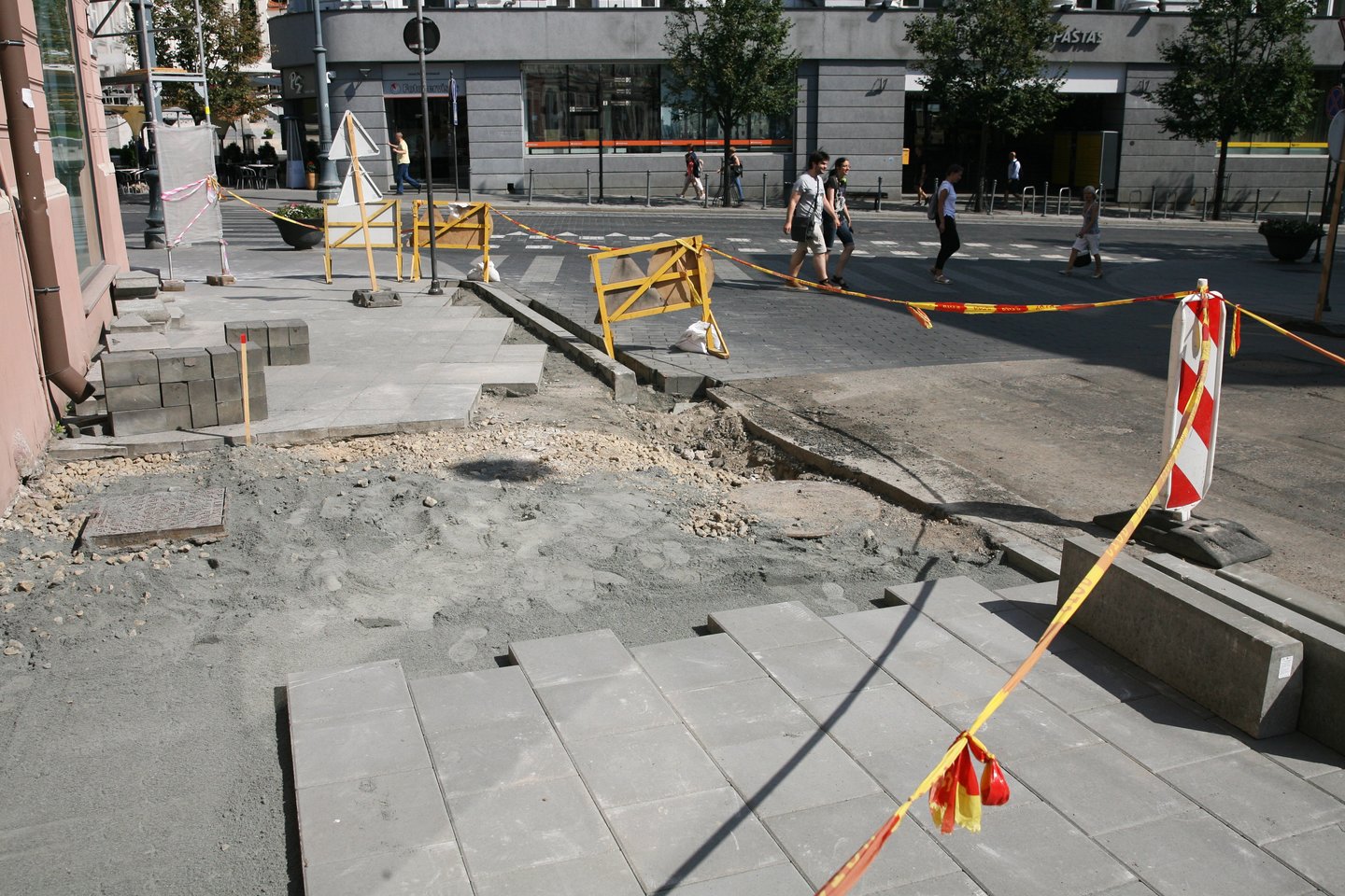 2018 metų vasarą XIX a. pradžios grindinį Totorių gatvėje paslėpė asfaltas.<br>R.Danisevičiaus nuotr.