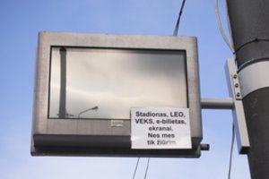 Tokių švieslenčių keleiviai autobusų stotyje dar nebuvo matę: jose – nesuprantami ženklai