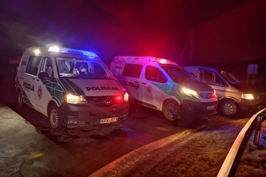 Varėnos r. girtumo patikrinimo vengęs vairuotojas sprukdamas sužalojo pareigūną