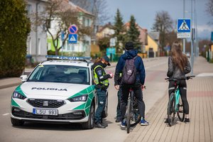 Visoje Klaipėdos apskrityje – sustiprintas policijos pareigūnų dėmesys eismo dviračiais ir paspirtukais saugumui