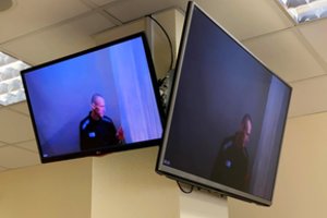 Pirmą kartą po bado streiko nutraukimo pamatytas A. Navalnas: apie savo svorį juokavo drauge su žmona