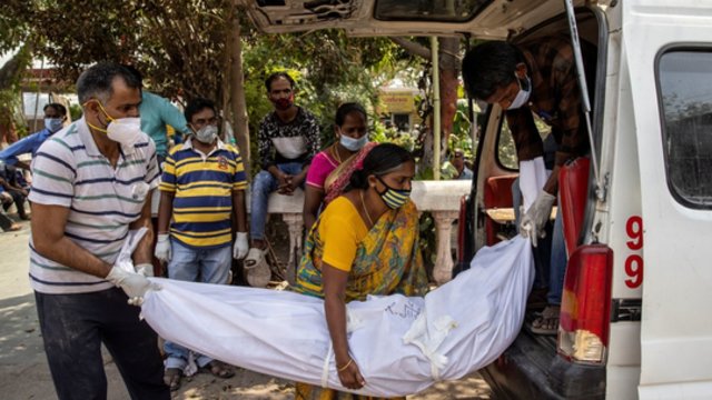 Padėtis Indijoje kritinė: kasdienis mirčių skaičius šovė į neregėtas aukštumas