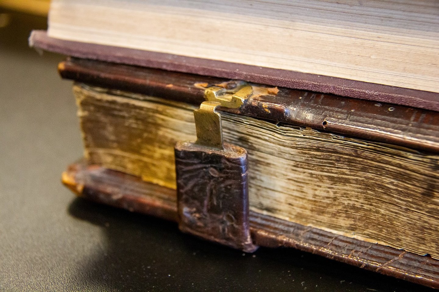 Seniausia knyga. Kauno Vinco Kudirkos viešojoje bibliotekoje rastas senovinių knygų lobis.<br> Bibliotekos archyvo nuotr.
