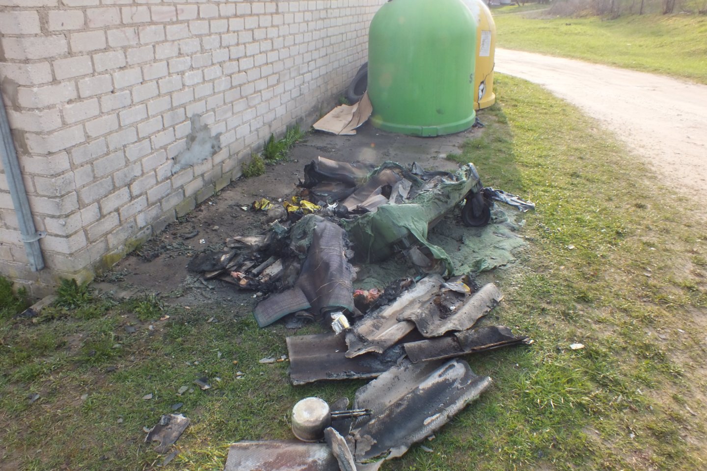 Šakiuose prie garažų masyvo ir prie gatvių sankryžos buvo sudeginti du atliekų konteineriai.<br>Ugniagesių nuotr.
