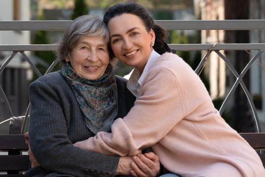 J. Anusauskienės 82-ejų mama stebina: naudojasi išmaniuoju telefonu ir veda nuotolines smuiko pamokas 