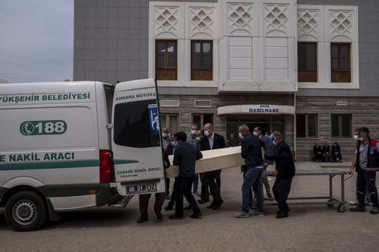 Geriausiai su koronavirusu Europoje kovojusi šalis pirmą kartą užsidaro: situacija kardinaliai pasikeitė