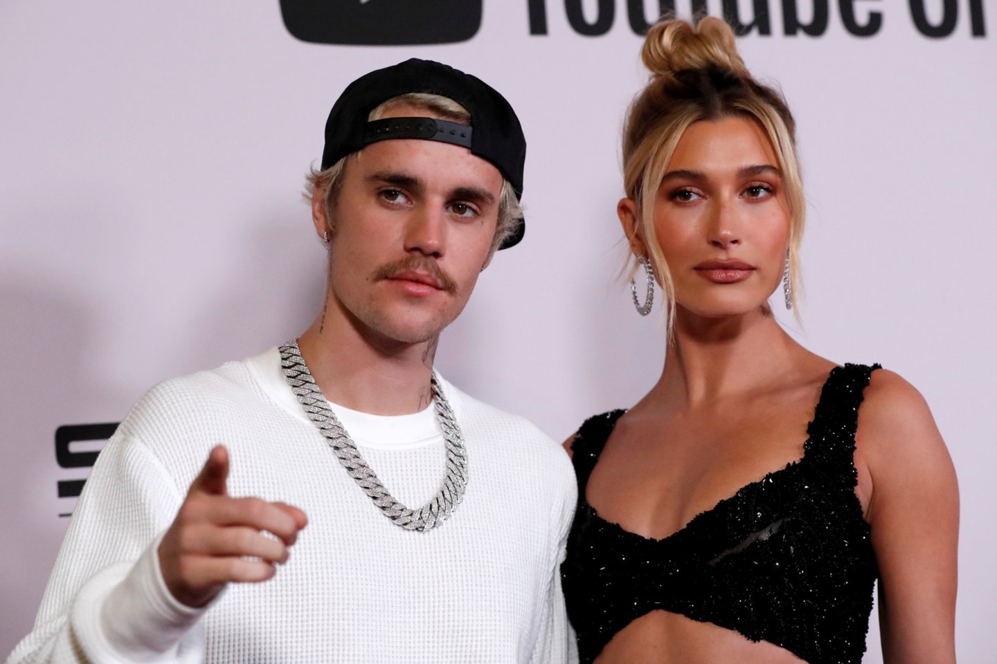 Justinas Bieberis su žmona Hailey Baldwin 2020-ųjų sausį.<br>Reuters/Scanpix nuotr.
