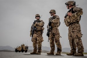 NATO pradėjo pajėgų išvedimą iš Afganistano