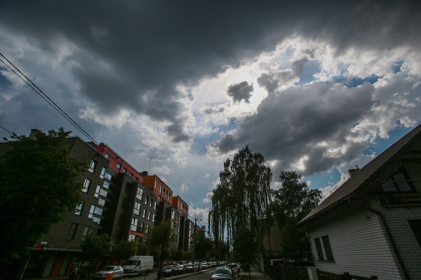 Dangus daugiausia bus debesuotas, neilgai trunkantys pragiedruliai galimi tik vietomis.<br>G.Bitvinsko nuotr.