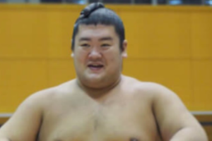 Sumo imtynininkas mirė po kritimo veidu į ringo grindinį