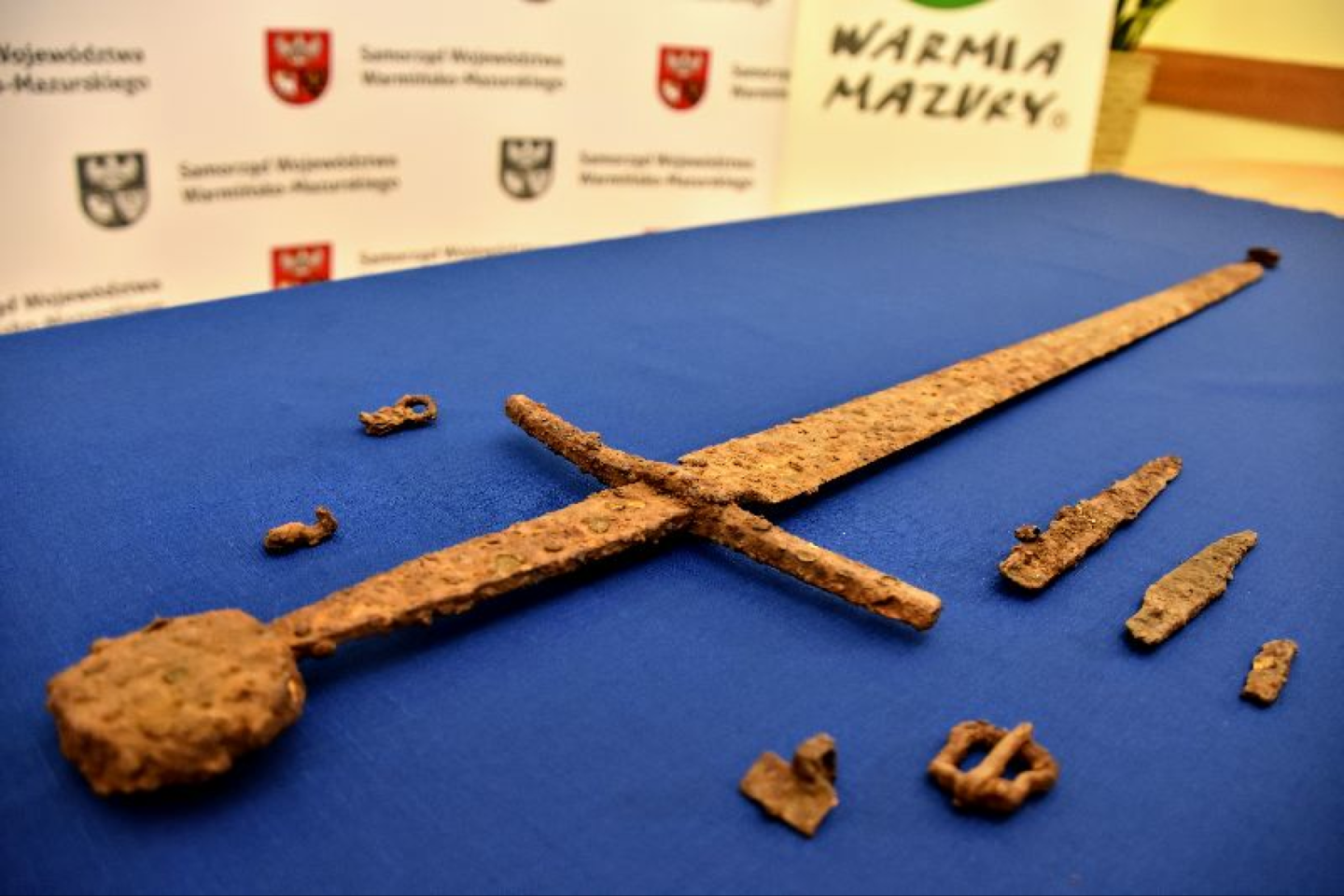   Kalavijas buvo rastas netoli Olštyno, šiaurės Lenkijoje, šalia metalinių makštų liekanų, diržo ir dviejų peilių, kurie turėjo būti pritvirtinti prie diržo.<br>warmia.mazury.pl nuotr.
