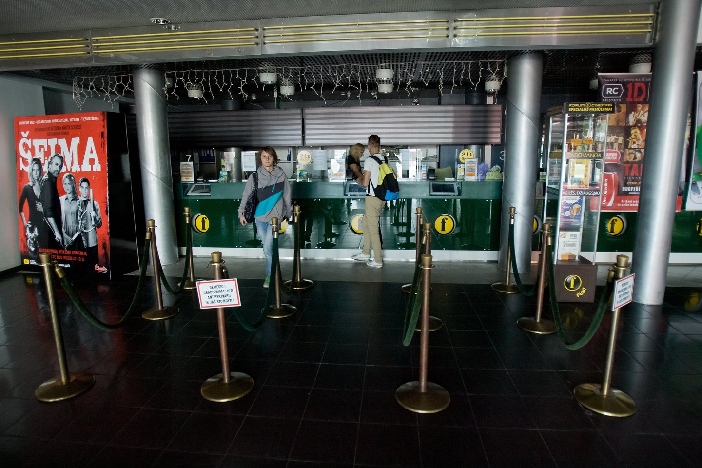 Kino teatrai itin pasiilgti prekybos centrų lankytojų, visi suskubo pirkti bilietus.<br>D.Umbraso asociatyvi nuotr.