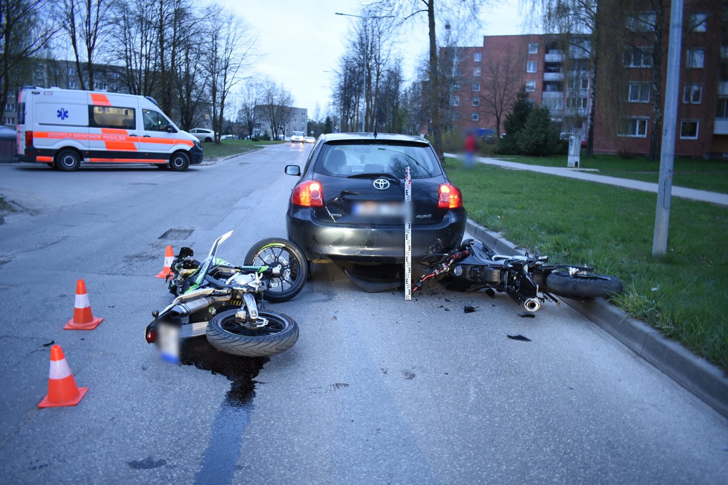 17-os ir 18-os metų motociklininkai, nepastebėję, jog manevruojantis „Toyota Auris“ sumažino greitį, trenkėsi į jo galą.<br>Policijos nuotr.