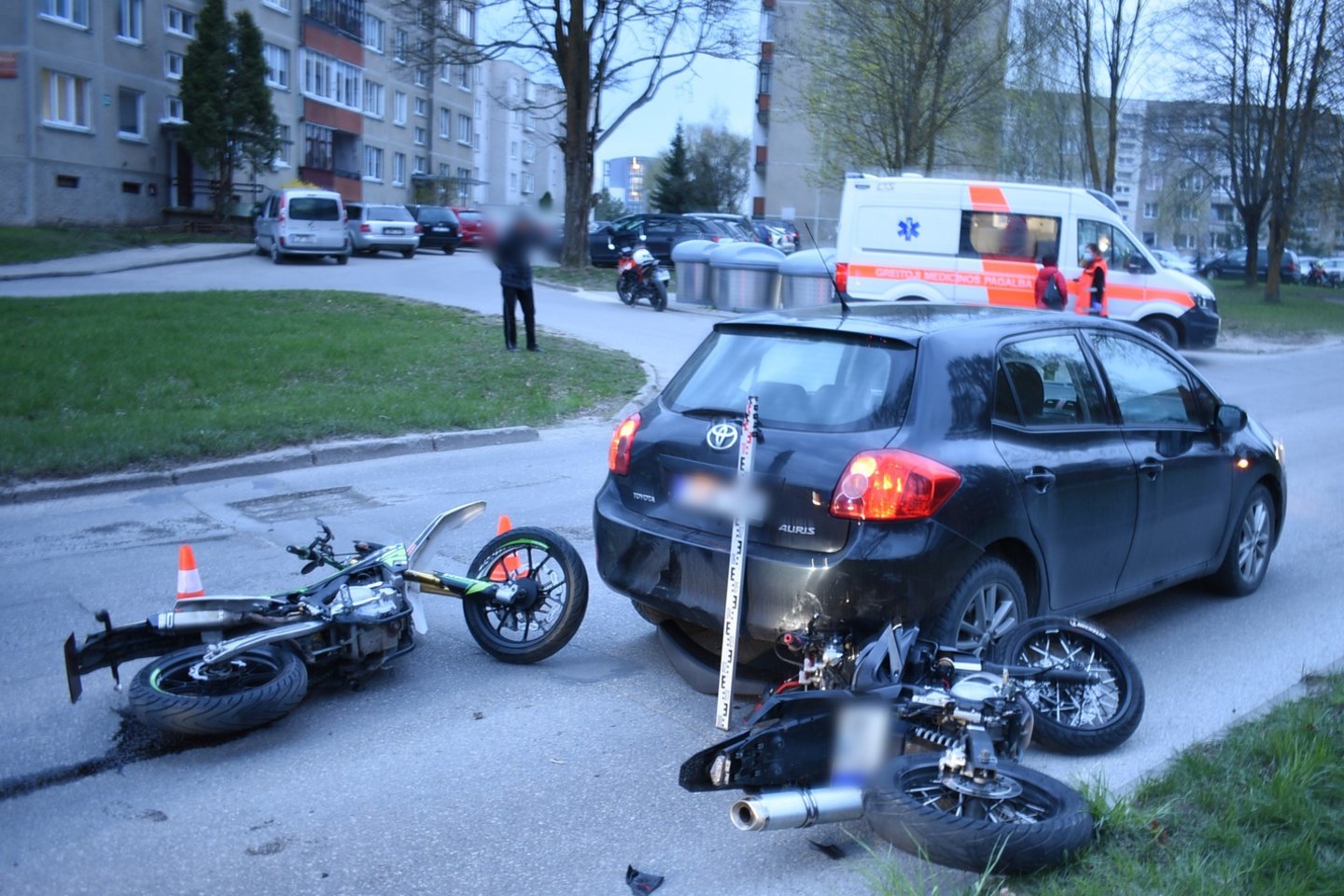 17-os ir 18-os metų motociklininkai, nepastebėję, jog manevruojantis „Toyota Auris“ sumažino greitį, trenkėsi į jo galą.<br>Policijos nuotr.