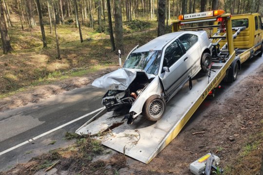 Vilniuje į medį rėžėsi automobilis: ugniagesiams teko vaduoti įstrigusį vairuotoją