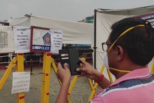 Mumbajuje dėl COVID-19 vakcinų trūkumo trim dienom uždaryti skiepijimo centrai