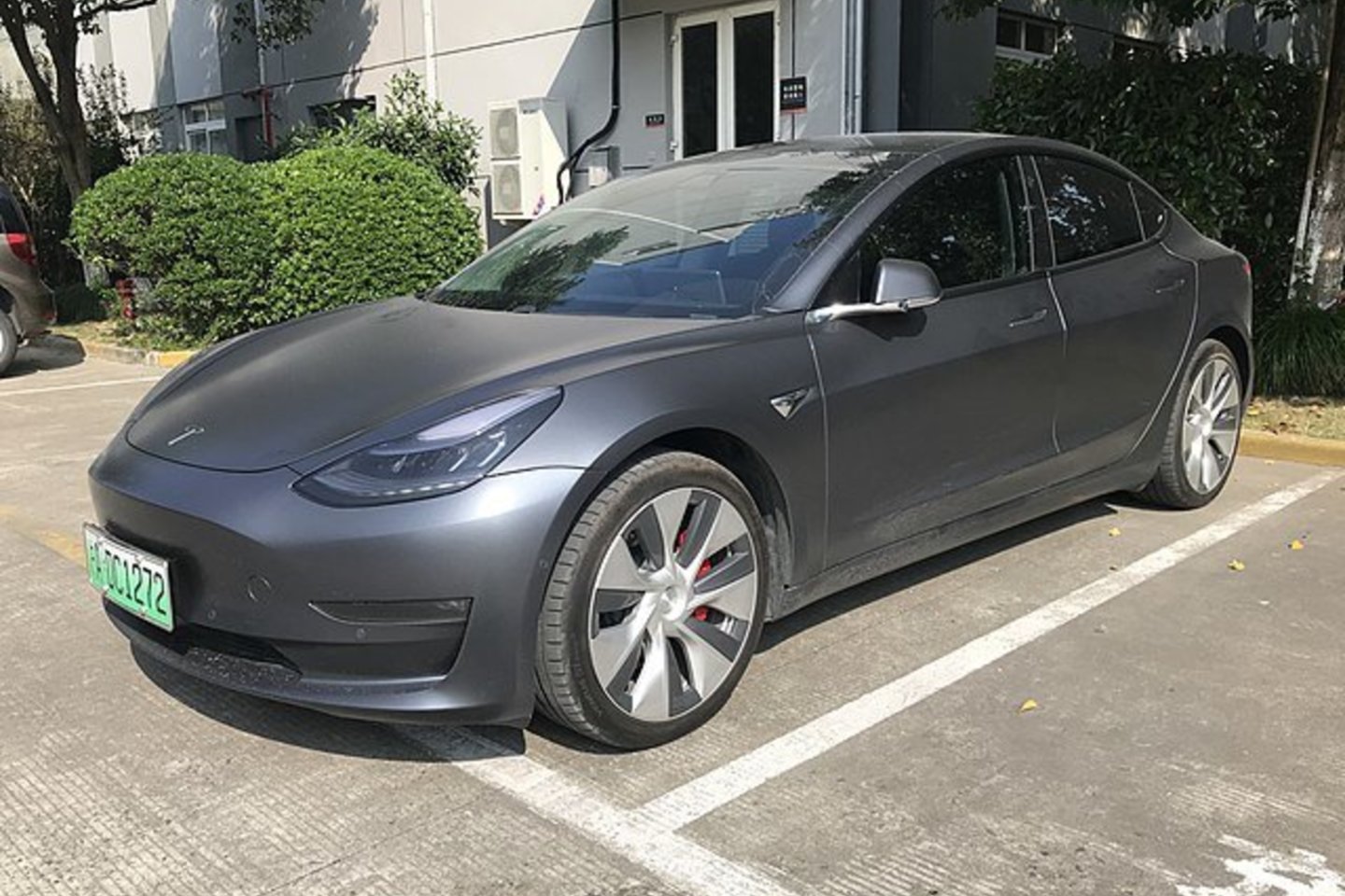 „Tesla“ vairuotojai, kaip ir kitų markių automobilių savininkai, kartais modifikuoja savo mašinas.<br>commons.wikimedia.org nuotr.