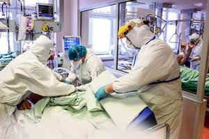 Vaizdas Vilniaus ligoninėse primena juodžiausias pandemijos dienas: pagalbos ranką ištiesti žada Kaunas ir Panevėžys