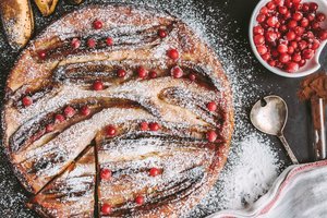 Glotnus ir minkštas varškės apkepas su bananais