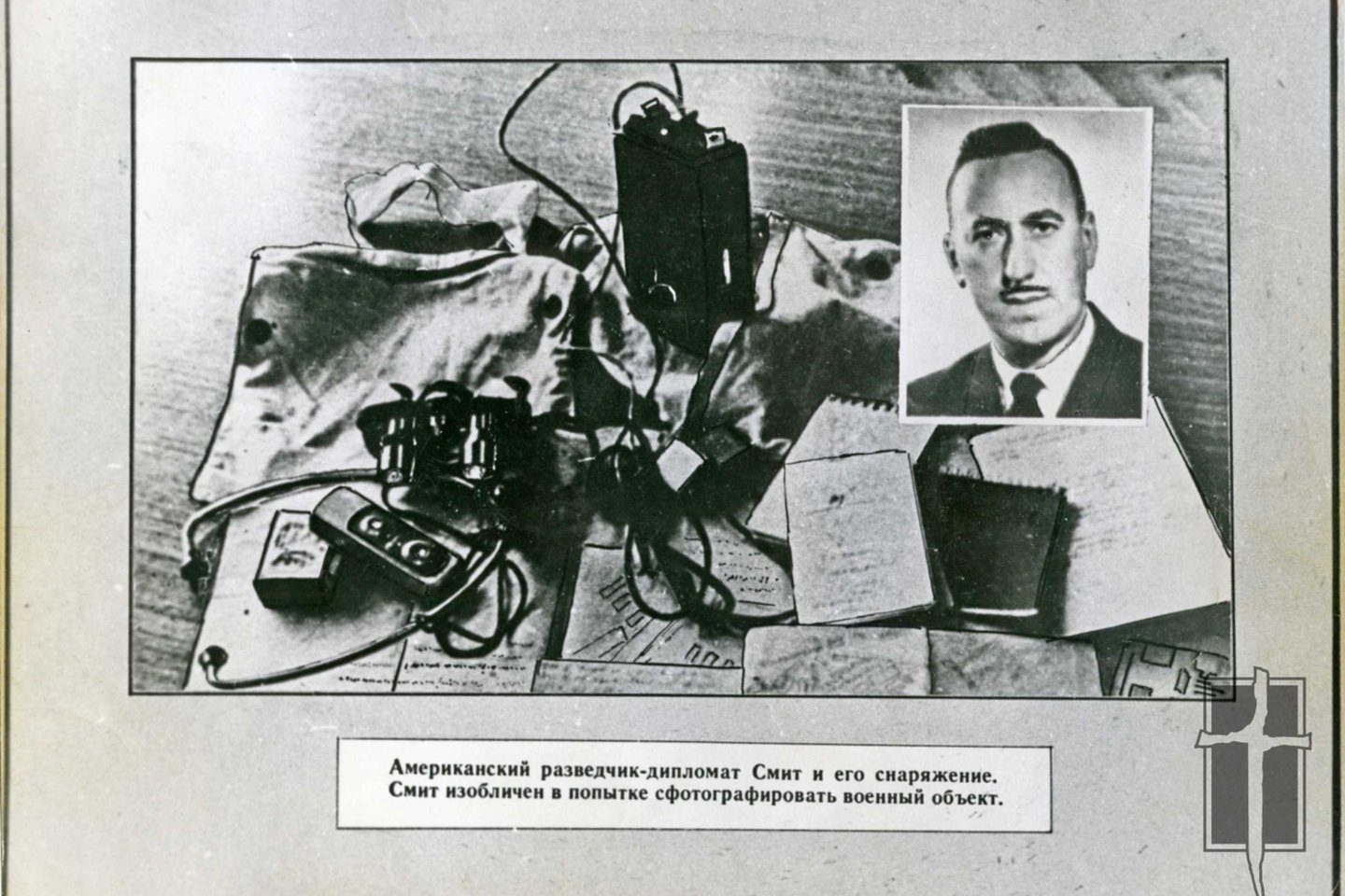 Užrašas ant nuotraukos: „Amerikiečių žvalgas – Diplomatas Smitas ir jo įranga. Smitas buvo demaskuotas bandydamas nufotografuoti karinį objektą.“.<br>Nuotr. iš LGGRTC archyvo