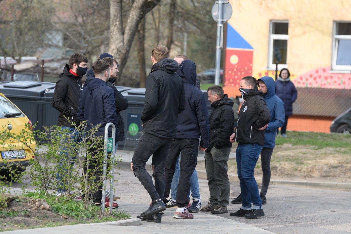 Prieš futbolo rungtynes „Žalgirio“ ir „Dainavos“ fanai įsivėlė į konfliktą.<br>V.Skaraičio nuotr.