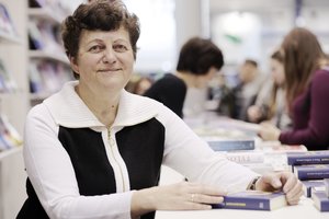 Keturioliktą knygą išleidusi melodramų karalienė nori valdyti savo herojus, jų poelgius ir gyvenimą