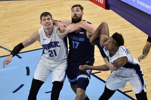 Stovėjo lyg uola: J. Valančiūno dvigubu dviženkliu pasirėmusi „Grizzlies“ komanda sukaustė Orlando ekipą