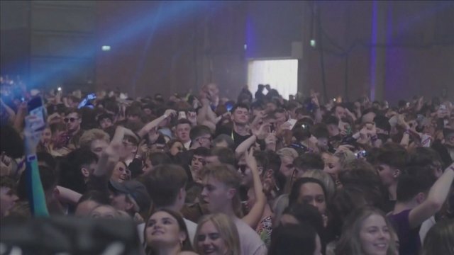 JK startavo pirmasis bandomasis vakarėlis: tūkstančiai be kaukių šoko naktiniame klube 