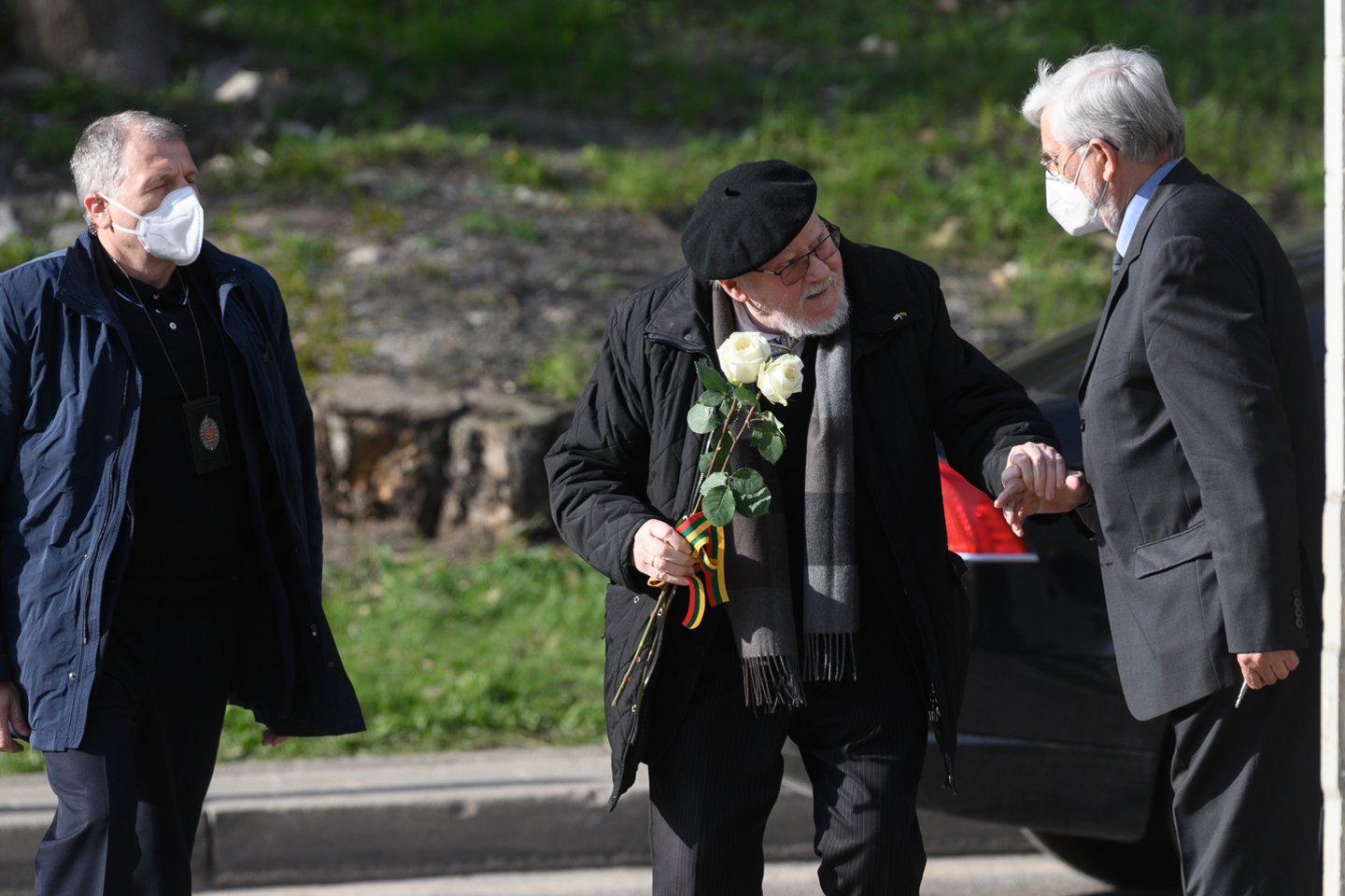 Prezidentas Gitanas Nausėda atsisveikina su Anapilin iškeliavusiu Kęstučiu Glavecku.<br> V.Skaraičio nuotr.
