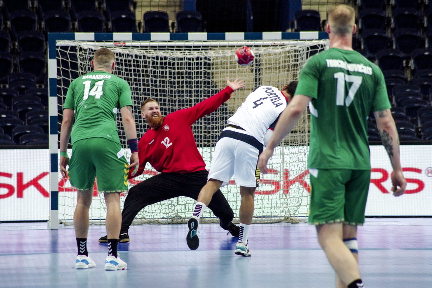 Lietuvos rankininkai jau yra pajutę portugalų jėgą.<br>V.Ščiavinsko nuotr.