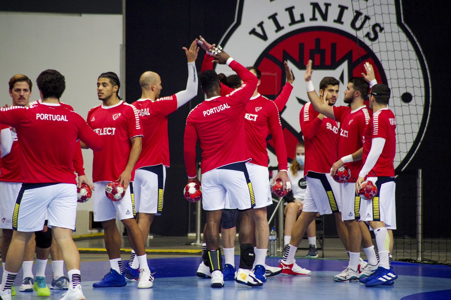 Lietuvos rankininkai jau yra pajutę portugalų jėgą.<br>V.Ščiavinsko nuotr.