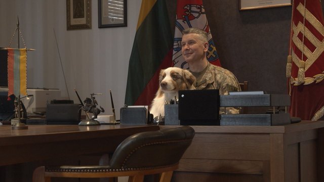 Kariuomenės vadas keičia požiūrį į keturkojus: darbovietėje inicijavo „šunų dieną“
