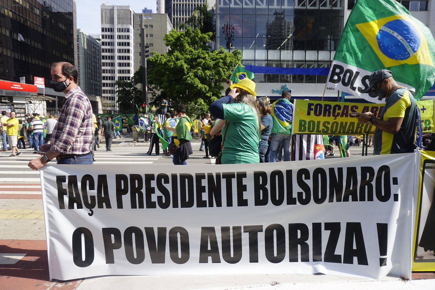 Ignoruodami augantį pandemijos mastą, keli tūkstančiai brazilų išėjo į gatves palaikyti kraštutinių dešiniųjų pažiūrų prezidento Jairo Bolsonaro.<br>ZUMAPRESS/Scanpix nuotr.