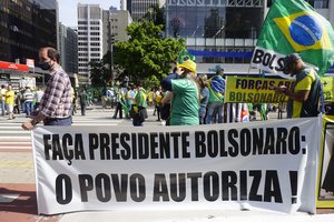 Ignoruodami koronavirusą, tūkstančiai brazilų išėjo į gatves palaikyti prezidento J. Bolsonaro