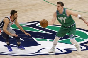 NBA naktis: neįprastai anksti į aikštę žengęs D. Sirvydis ir L. Dončičiaus istorinis pasiekimas