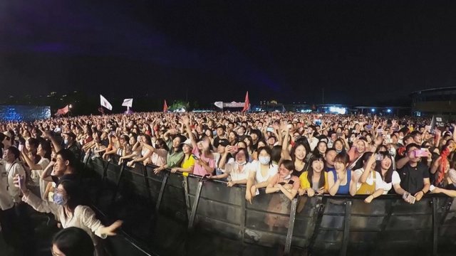 COVID-19 pasauliui atnešusiame Uhane – tūkstančiai kinų linksminosi muzikos festivalyje 