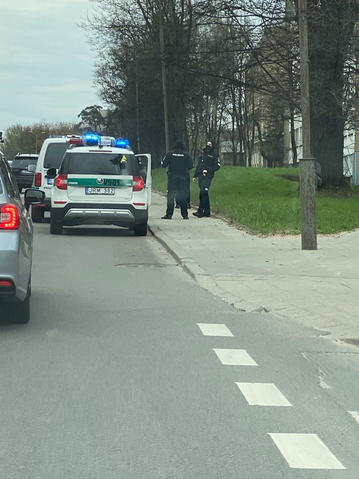  Penki policijos pareigūnų ekipažai sekmadienį sostinėje netoli Vingio parko blokavo du automobilius BMW.<br> Lrytas.lt skaitytojo nuotr.
