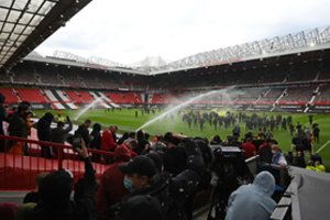 Vietoj „Britanijos mūšio“ – protestas: aistruoliai Mančesteryje įsiveržė į „Old Trafford“ stadioną