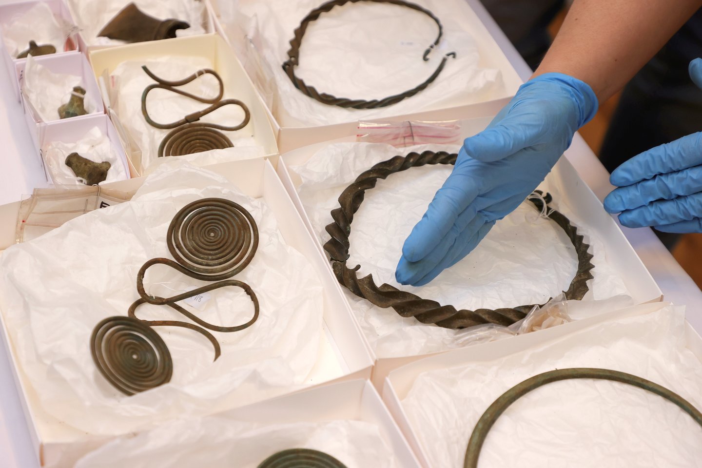  2500 metų senumo bronzos amžiaus lobį sudaro apie 50 objektų – tokie kaip karoliai, apyrankės ir drabužių segės.<br> TT News Agency / Scanpix nuotr.