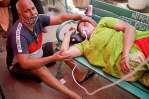 Rekordinį mirštamumą dėl COVID-19 fiksuojančią Indiją pasiekė daugiau tarptautinės paramos