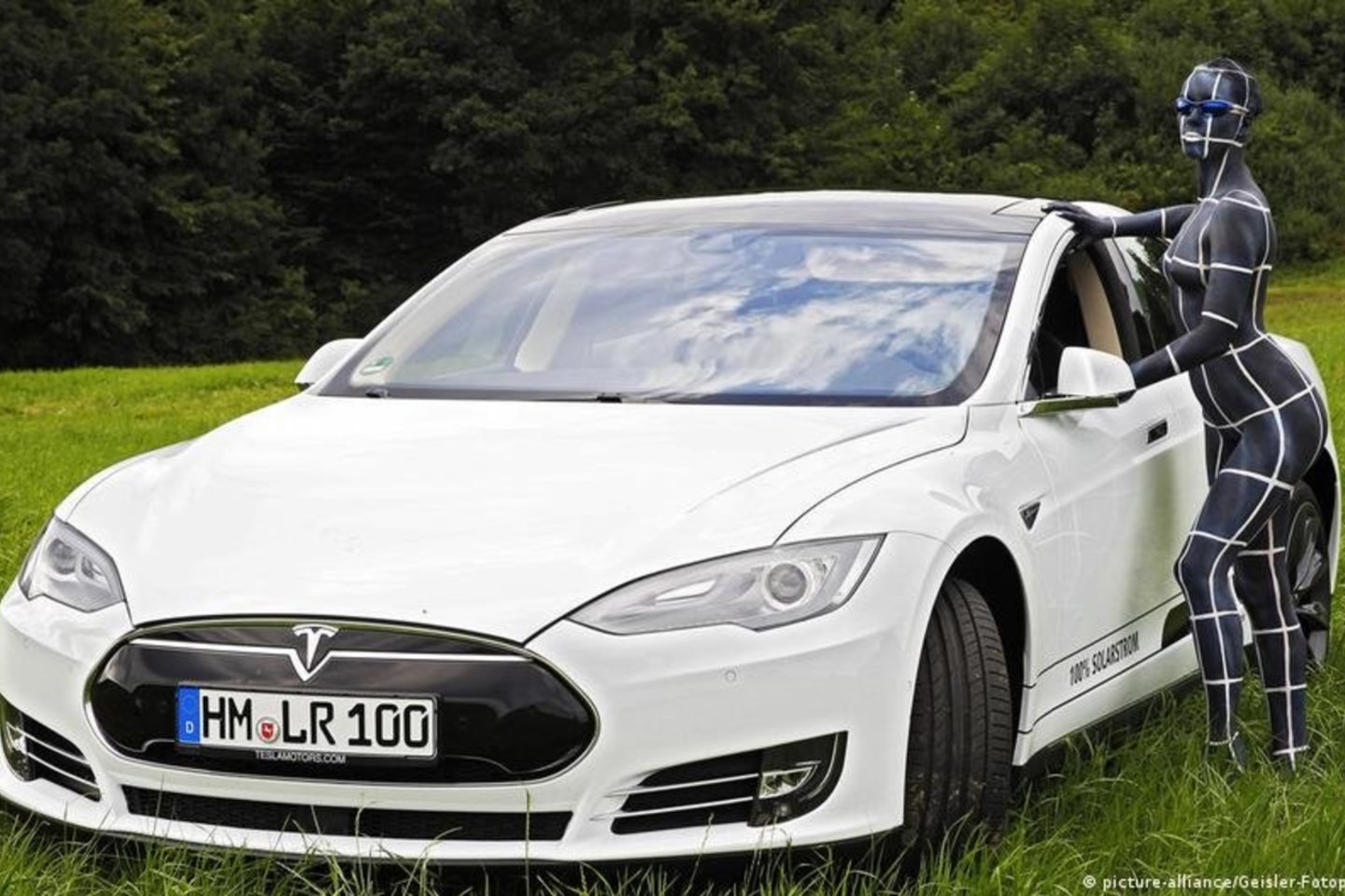 Mirtina avarija dėl „Tesla“ elektromobilio privertė daugelį atkreipti dėmesį į bepiločių automobilių problemą.<br>www.dw.com nuotr.