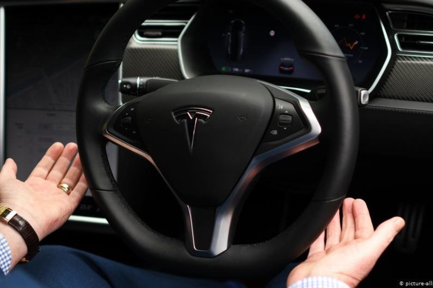 Mirtina avarija dėl „Tesla“ elektromobilio privertė daugelį atkreipti dėmesį į bepiločių automobilių problemą.<br>www.dw.com nuotr.